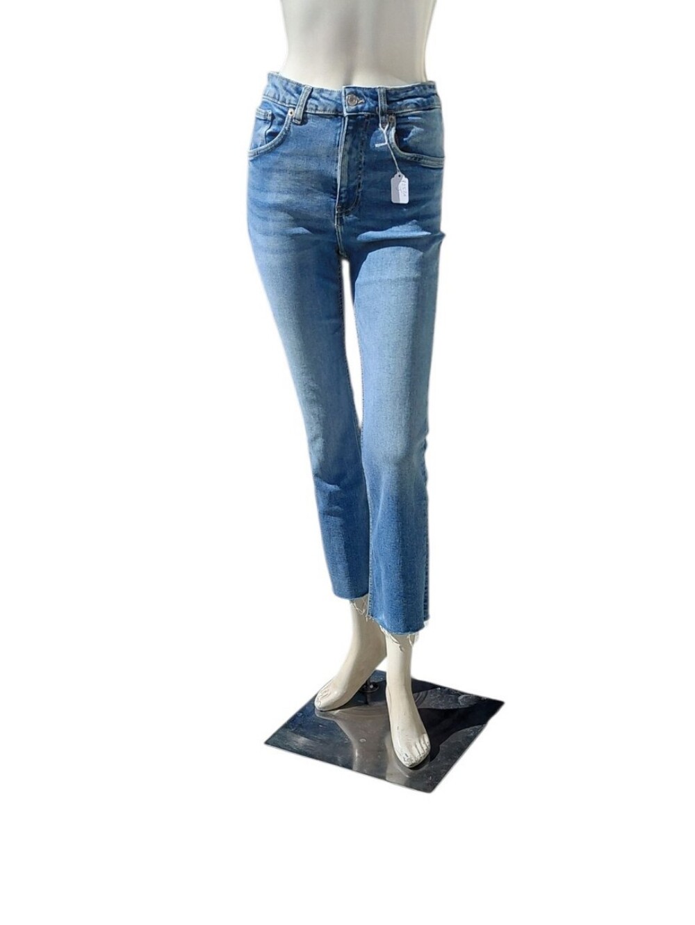 92526J Zara Light Blue Crop Straight Jeans Size 4. W26" 25" Inseam 10" Rise